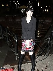 12 pictures - Bare pussy public upskirt